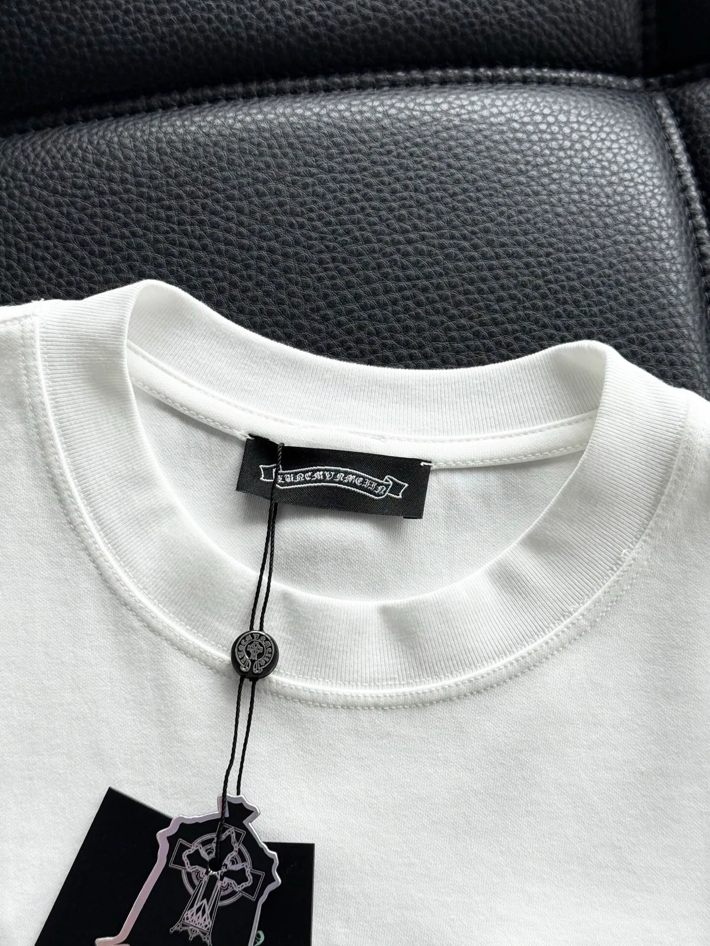 P408 💰ChromeHearts Chrome Heart Round Neck Sweater Long Sleeve The pursuit of quality guarantees the absolute quality! Using double-sided cotton fabric, the texture is clearly visible, the texture is soft, delicate and smooth, custom three-dimensional embroidery ➕ patchwork and leather craftsmanship, full of drape! The workmanship is fine and the shoulder lines are smooth. All imported chain machines are used to make the shoulder rolling strips. It has a certain thickness and is not made of cheap material but has a shiny feel that is comfortable and not tight on the upper body. It is the most avant-garde street item that can be easily matched by both men and women!  Color: black white Size: m-3xl Style number: 3582